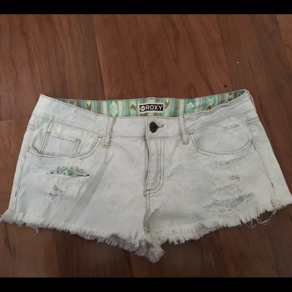 Cute Destroyed Roxy shorts - Picture 1 of 3