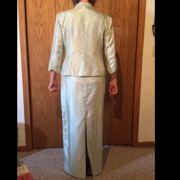 Two-piece formal gown with jacket. - Picture 3 of 4