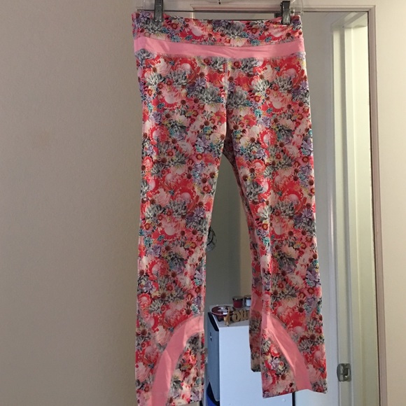 Lululemon floral cropped leggings. NO SIGN OF WEAR