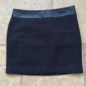 Calvin Klein mini skirt w/leather type waist sz 6