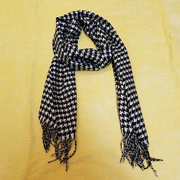 Black and white hounds tooth pattern fringed scarf - Picture 2 of 2