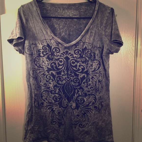 Maurice's grey tee...