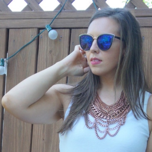 Meet the Posher - Carly - Picture 2 of 6