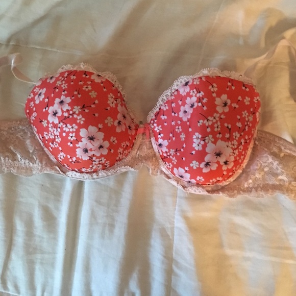 34 D victoria's secret bra
