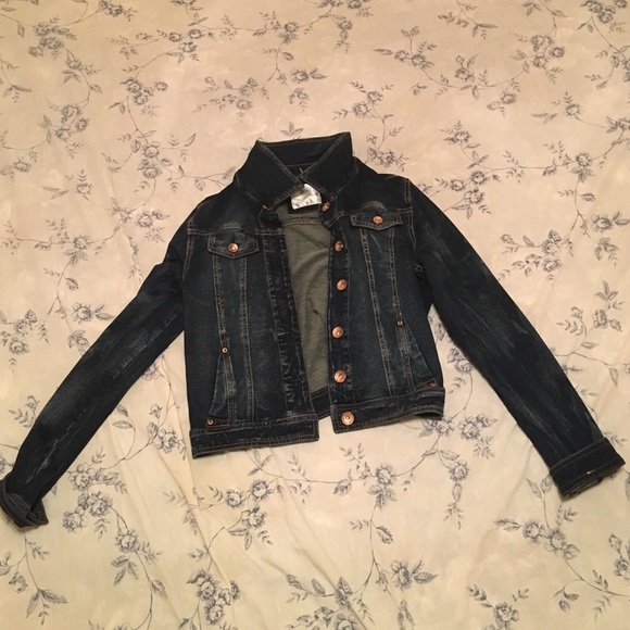 Jean jacket with copper buttons.