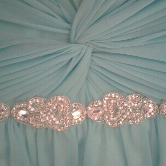 Bridal Gown. Only worn once & in prefect condition - Picture 2 of 3