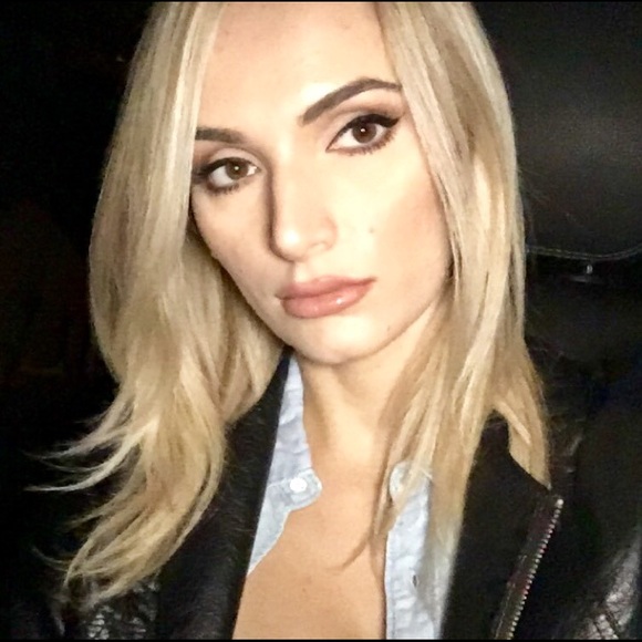 Meet your Posher, Amina