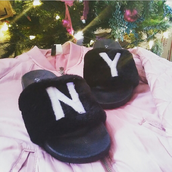 //The New York// Black fur slides - Picture 3 of 4
