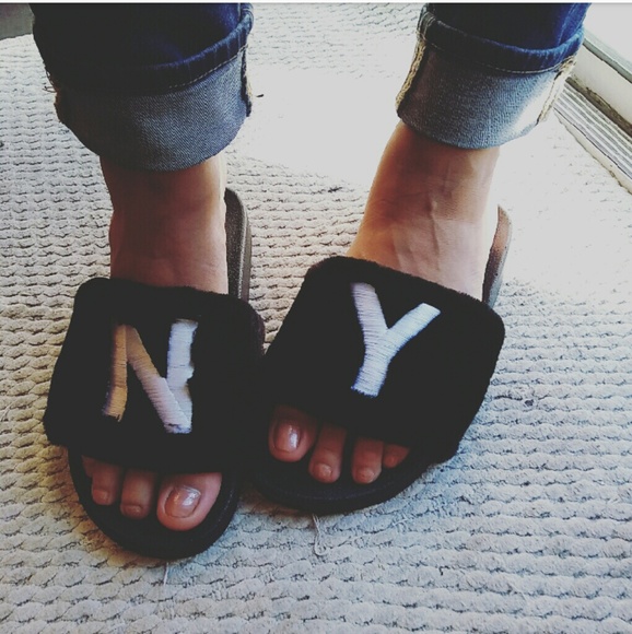 //The New York// Black fur slides - Picture 4 of 4