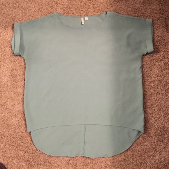 Cute short sleeve hi lo blouse.