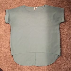 Cute short sleeve hi lo blouse.