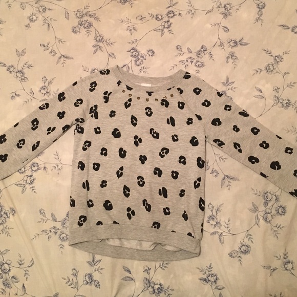 Gray and black cheetah print shirt.