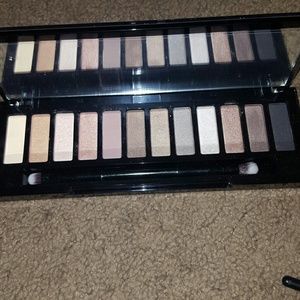 Eyeshadow palette with bonus brushes!