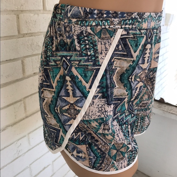 ⭐️Colorful geometric high waisted shorts - Picture 2 of 3
