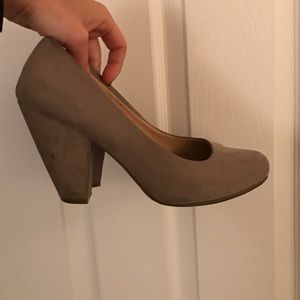 Cute suede gray heels!