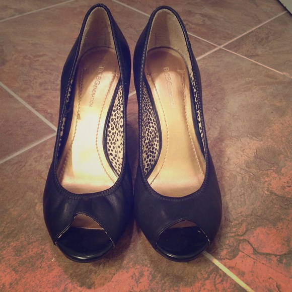 BCBGeneration Peep 👀 Toe Wedges in Black 👠👠