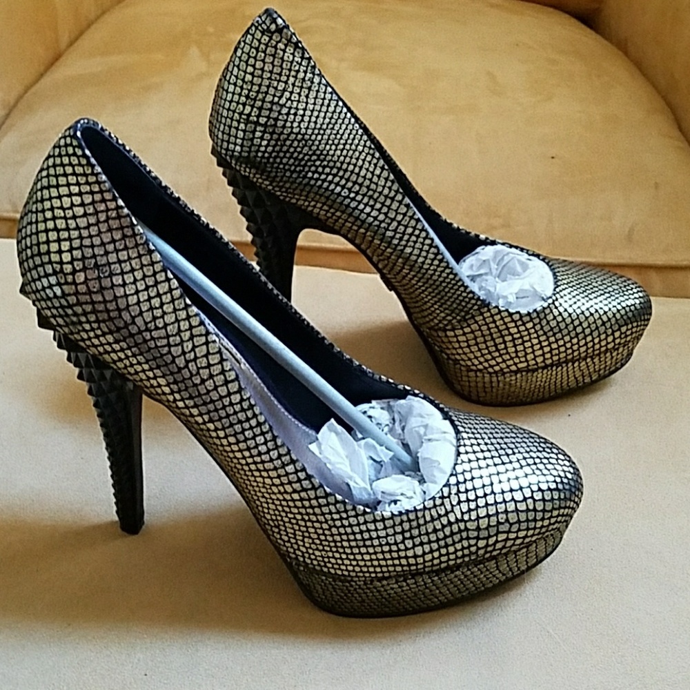 Rachel Roy Platform  pumps  (Okay to Bundle)