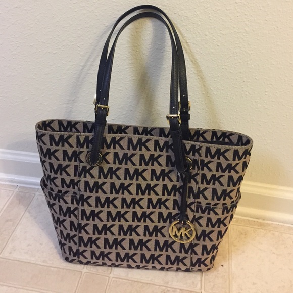 Michael Kors Jet Set Item EW Signature Tote