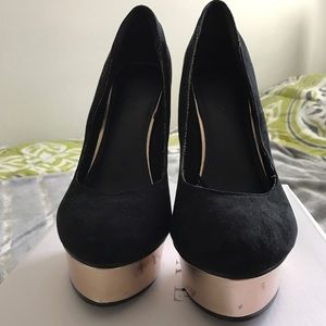 BLACK PUMPS WITH GOLD PLATFORM
