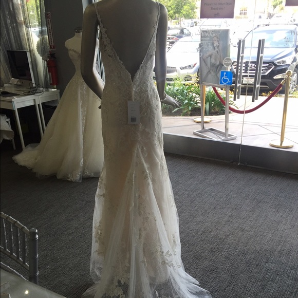 Casa Blanca Wedding Dress - Picture 2 of 4