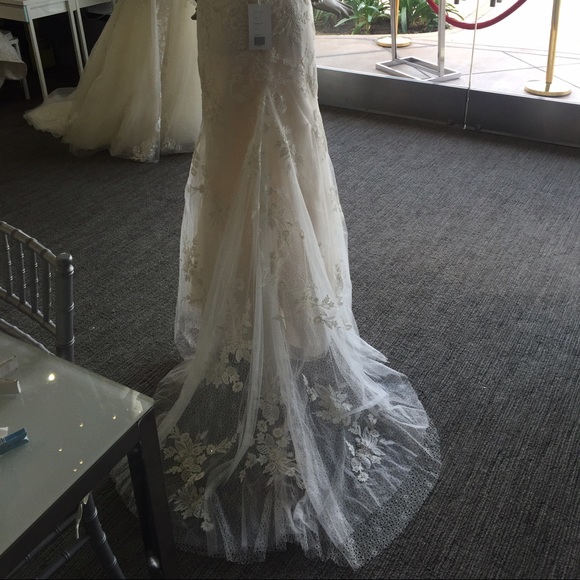 Casa Blanca Wedding Dress - Picture 3 of 4