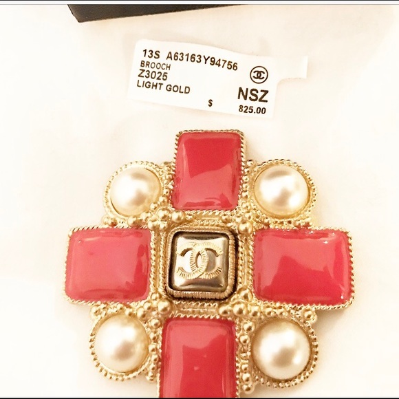 Brand new Chanel brooch 💯 authentic