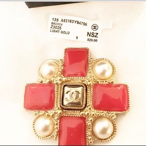 Brand new Chanel brooch 💯 authentic