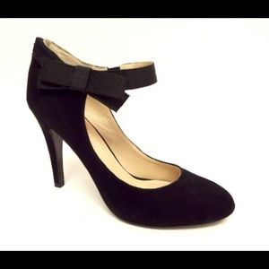Nine West suede pump with rear zip & side bow
