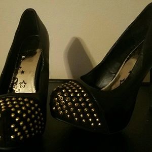 **AWESOME DEAL** Black Studded Pump
