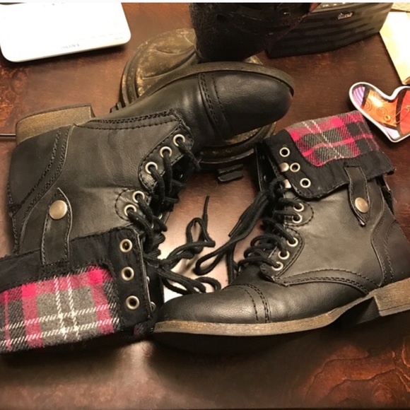 Shoes - 🎀Black combat boots with plaid detail