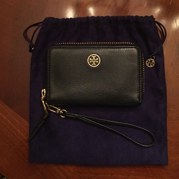 Tory Burch Handbags - Tory Burch Robinson Wristlet in Black