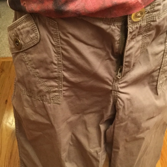 NWOT KHAKI TAN CAPRIS - Picture 2 of 4