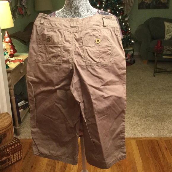 NWOT KHAKI TAN CAPRIS - Picture 4 of 4