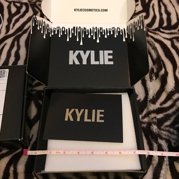 Kylie cosmetic shipment box - Picture 3 of 4