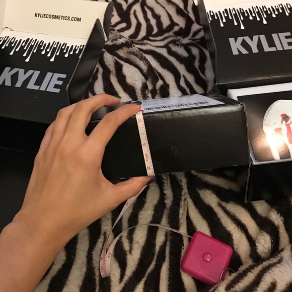 Kylie cosmetic shipment box - Picture 4 of 4