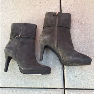 NWT Tahari Gabe grey suede ankle boots