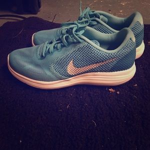Nike running shoes, wore it twice n great color!