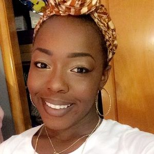 Meet your Posher, Dee