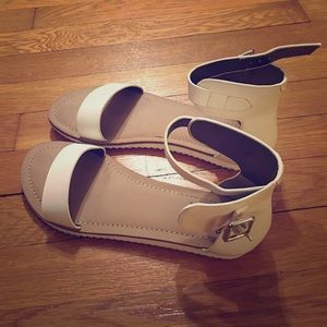 Sam Edelman white sandal （very new)
