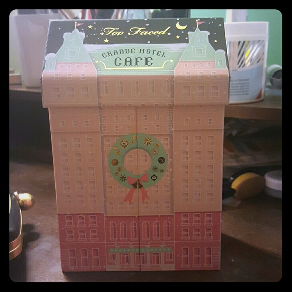 Grande Hotel Cafe pallets