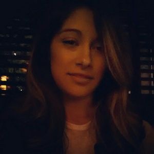 Meet your Posher, Abril