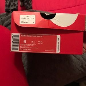 2 toned Nike rosherun