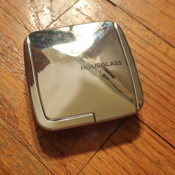 *USED* Hourglass ambient light strobe powder