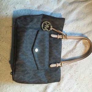 BEAUTIFUL mk purse for great price