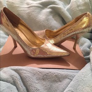 Gold Pumps