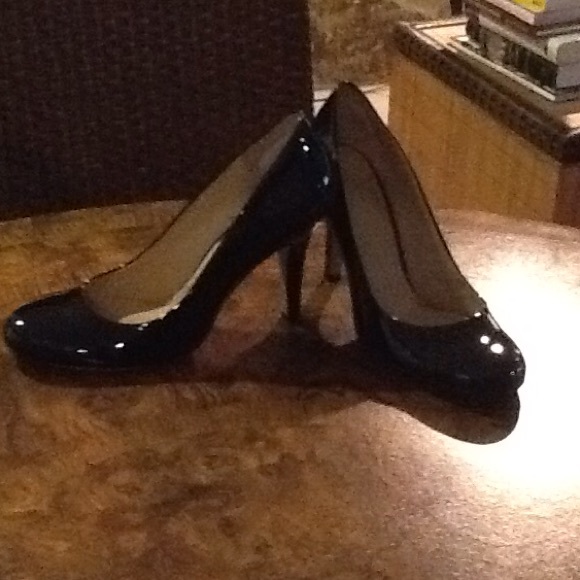 Shoe - Picture 2 of 3