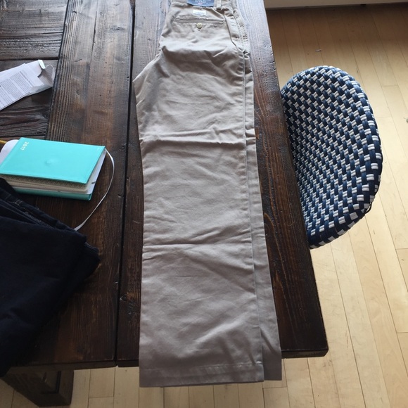 New with tags Vineyard Vine Khaki pants.