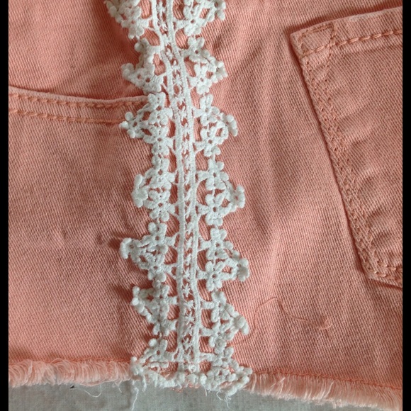 Cute peach BONGO shorts with lace - Picture 4 of 4