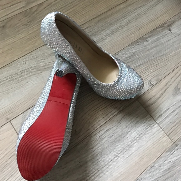 Never worn beautiful covered in stones pumps