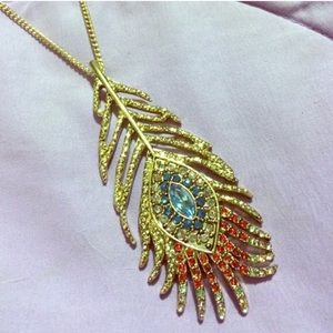 A goldtone chain and peacock feather necklace 💕😍